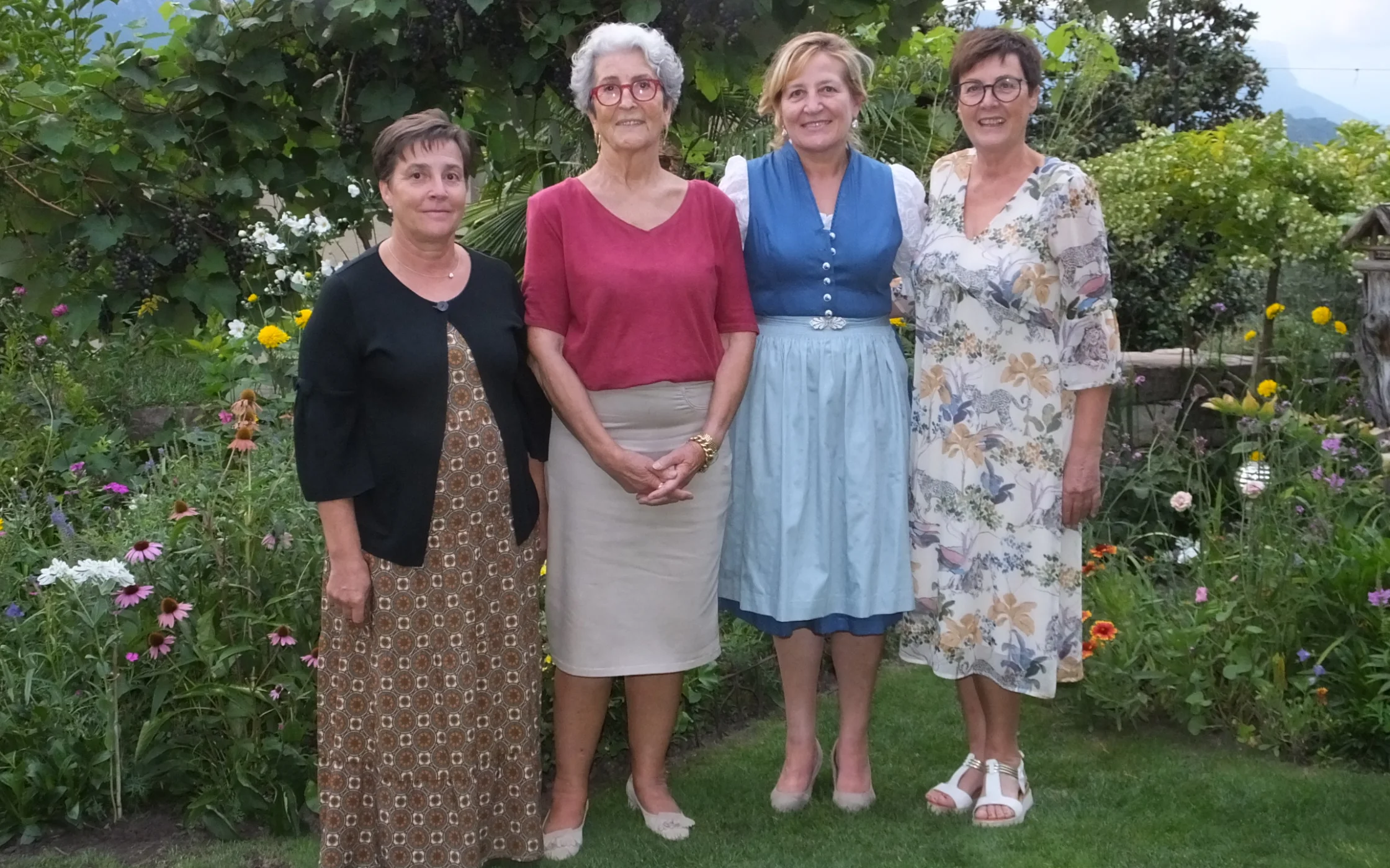 Juriorinnen  U. im Garten 03 09 2022.JPG